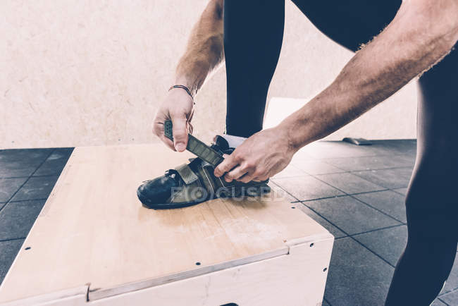 Обрезанный снимок человека крепления тренеров в кросс-тренировочный зал — стоковое фото
