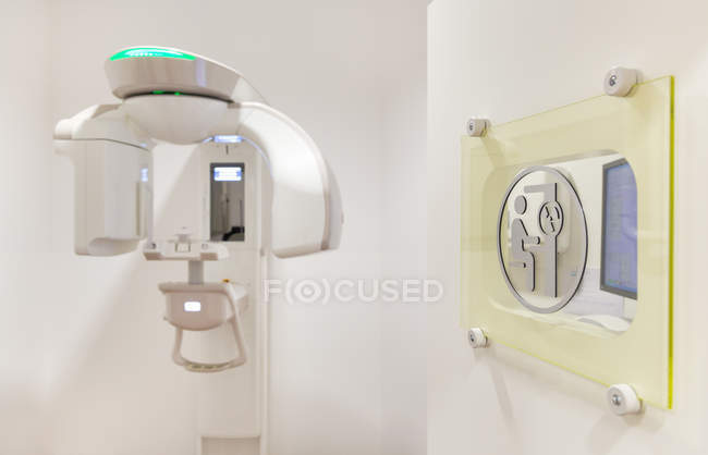 Máquina de rayos X 3D en el consultorio del dentista - foto de stock