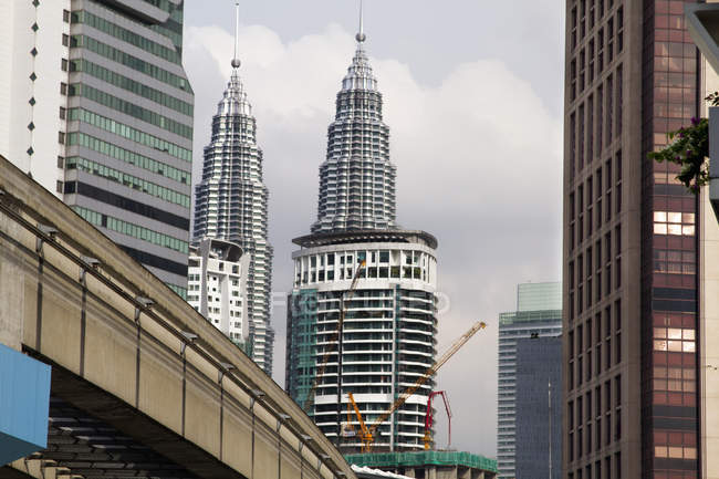 Vue sur le monorail et les tours Petronas, Kuala Lumpur, Malaisie — Photo de stock