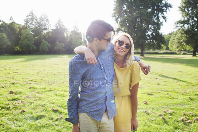 Ritratto di giovane coppia romantica nel parco illuminato dal sole — Foto stock