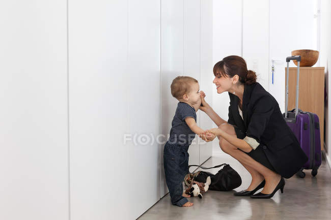 Mother returning from business trip — Stock Photo