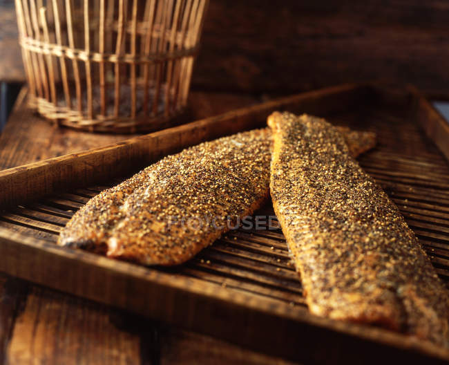 Gepfefferte Makrele auf einem Holzbrett, Nahaufnahme — Stockfoto