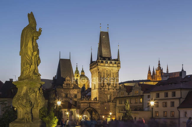 Estatua de piedra del Puente de Carlos, Praga, República Checa - foto de stock