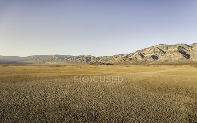 Deserto e montanhas com céu limpo à luz do sol — Fotografia de Stock
