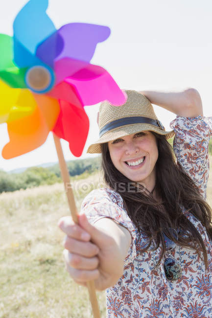 Середня доросла жінка тримає вітряк — стокове фото