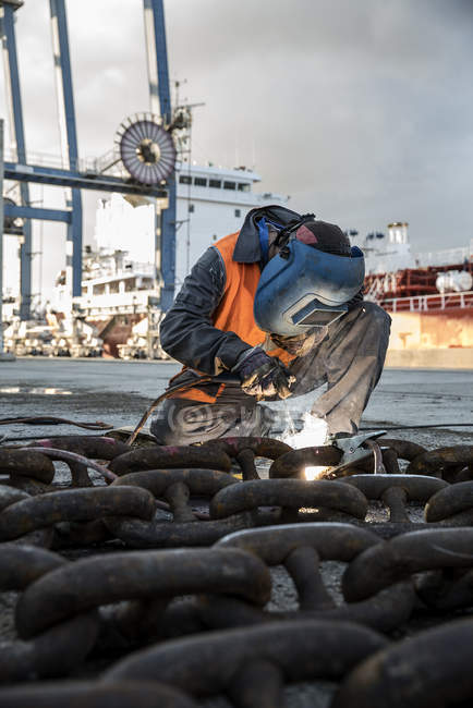 Chaîne de soudage Dock Welder sur le front de mer — Photo de stock