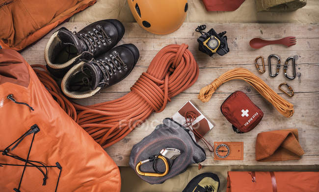 Vista dall'alto dell'attrezzatura da arrampicata con casco da arrampicata, kit di pronto soccorso, scarponi da arrampicata e corde da arrampicata — Foto stock