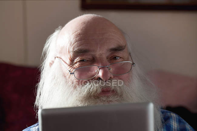 Retrato del hombre mayor usando tableta digital - foto de stock