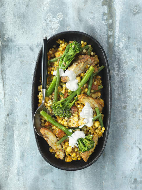 Vista dall'alto di pollo Harissa e tenero gambo di broccoli al curry, lenticchie, ceci sul piatto — Foto stock