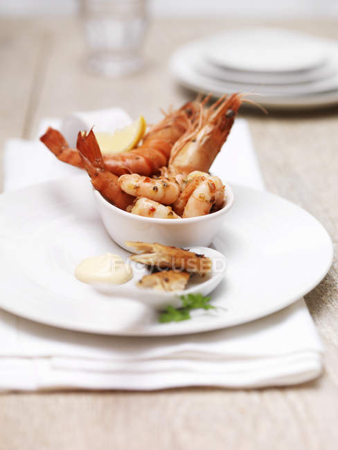 Pratos de frutos do mar, incluindo camarões-rei, cavalas e camarões — Fotografia de Stock