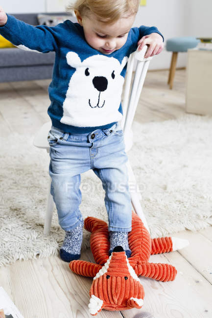 Junge tritt auf Spielzeug zu Hause — Stockfoto