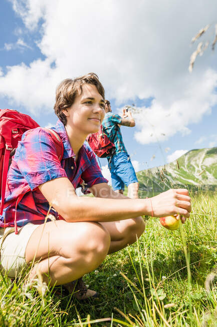 Coppia giovane escursionismo, Tirolo, Austria — Foto stock