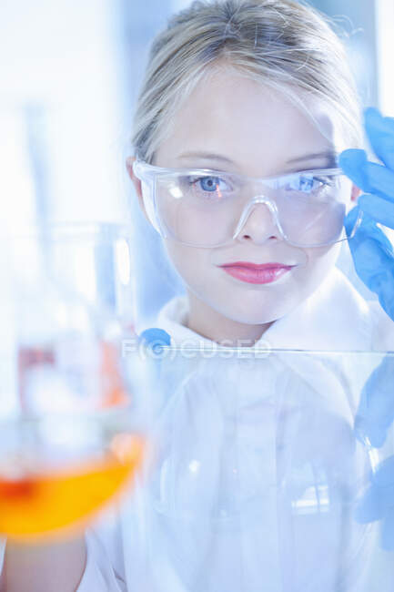 Chica jugando científico en el laboratorio - foto de stock