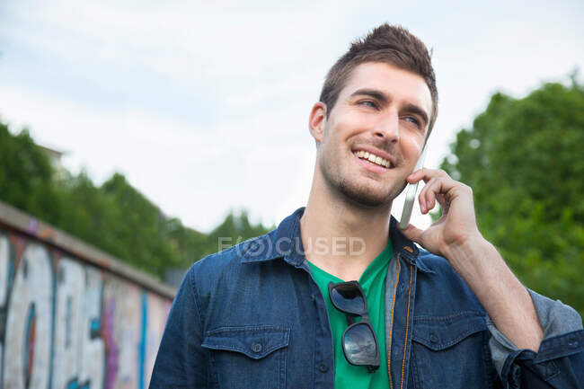 Jeune homme parlant sur Smartphone — Photo de stock