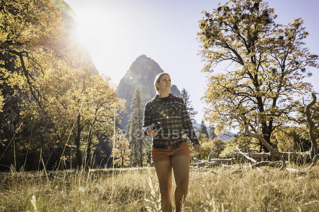 Mulher com câmera na paisagem de outono, Parque Nacional de Yosemite, Califórnia, EUA — Fotografia de Stock