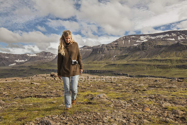 Promenade touristique féminine à travers le paysage, Seyoisfjorour, Islande — Photo de stock