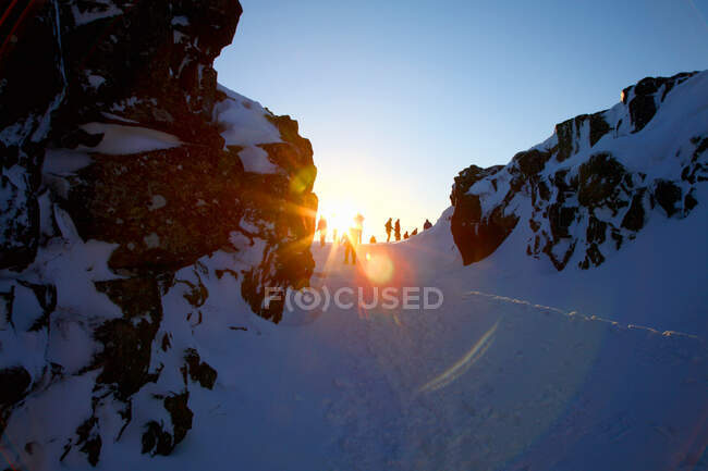 Senderistas en valle nevado de montaña - foto de stock