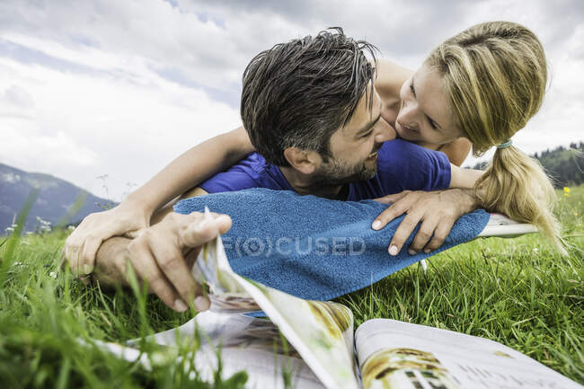 Paar genießt die Wiese — Stockfoto