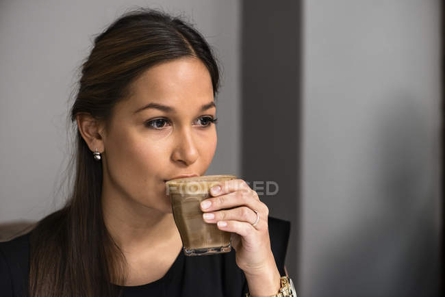 Портрет жінки, що п'є каву — стокове фото