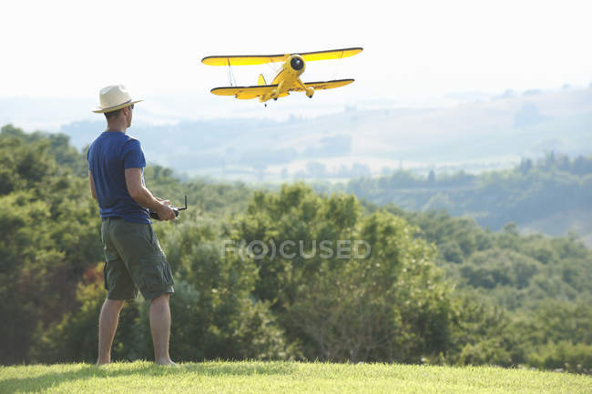 Человек летит модель самолета — стоковое фото