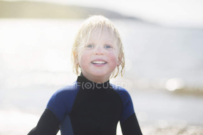 Menino com cabelo molhado vestindo roupa de mergulho, retrato — Fotografia de Stock