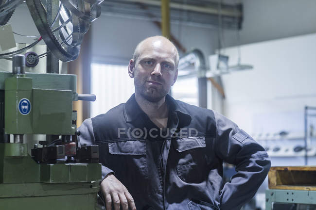 Caucasico adulto uomo lavoratore in macinazione officina — Foto stock