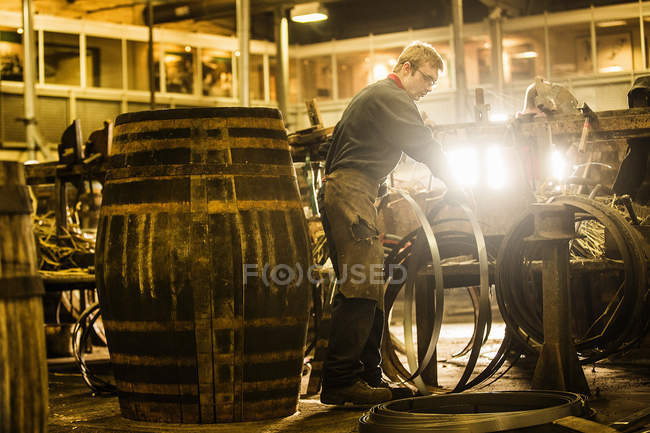 Küfermännchen machen Whisky-Fässer in Küferei — Stockfoto