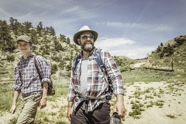 Mann und Teenager-Sohn wandern in Landschaft, Bridger, Montana, USA — Stockfoto
