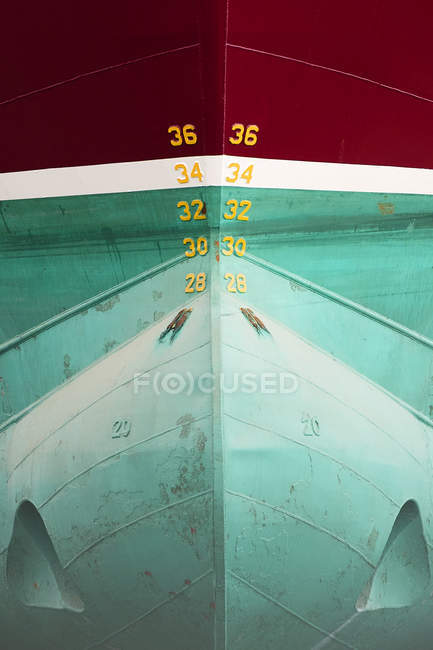 Dettaglio dello scafo simmetrico della nave nel cantiere dei pittori navali — Foto stock
