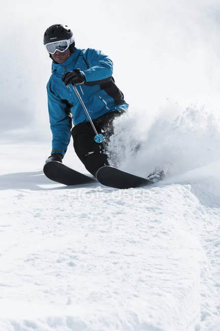 Sciatore maschio adulto medio sul pendio, Obergurgl, Austria — Foto stock