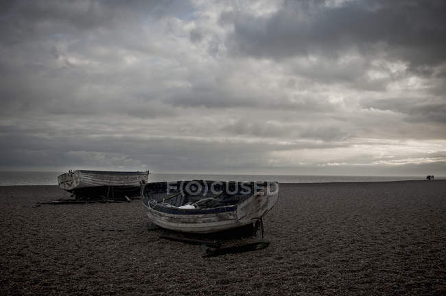 Barcos de pesca na praia, Aldeburgh, Suffolk, Inglaterra — Fotografia de Stock