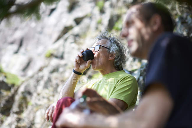 Туристы отдыхают на открытом воздухе — стоковое фото