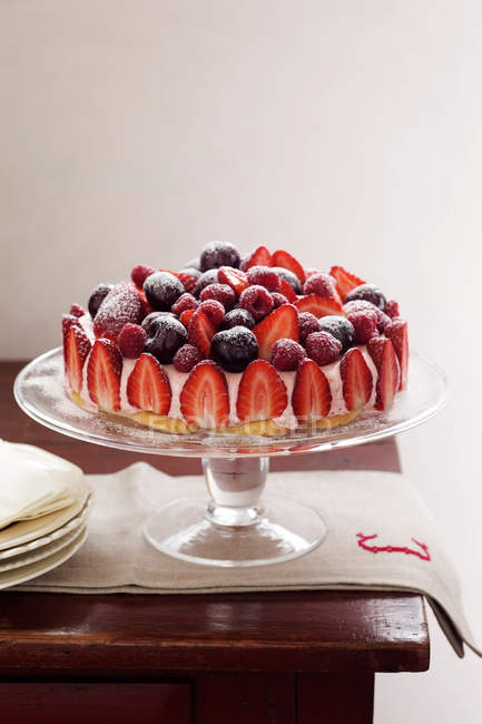 Gâteau aux fruits à la crème glacée — Photo de stock