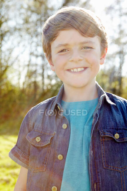 Мальчик с зубастой улыбкой — стоковое фото