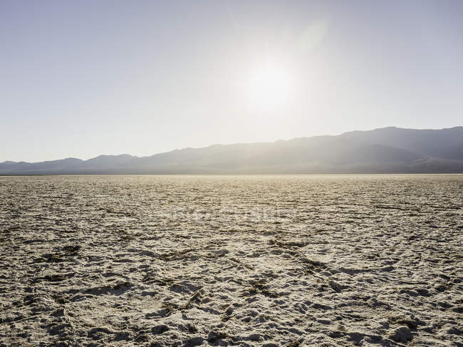 Paisagem plana de lama seca no Vale da Morte à luz do sol — Fotografia de Stock