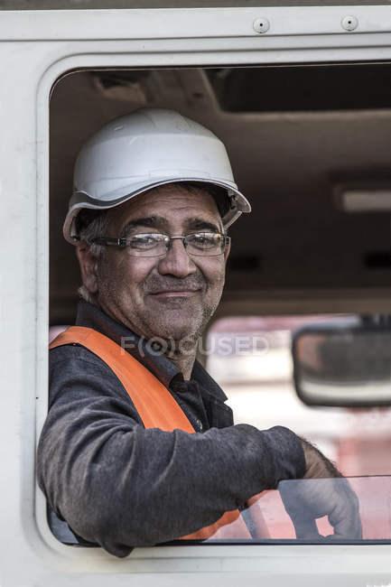 Retrato do motorista de caminhão nas docas — Fotografia de Stock