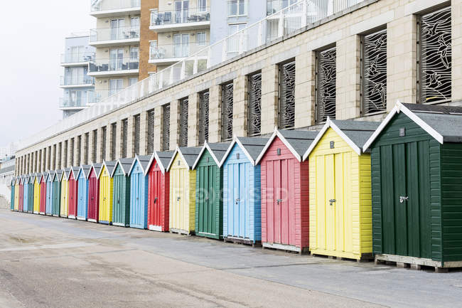 Rangée de cabanes colorées, plage de Bournemouth, Bournemouth, Dorset, Royaume-Uni — Photo de stock