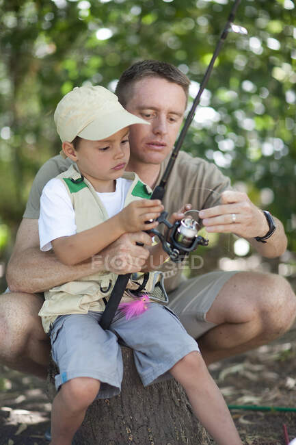 Padre e hijo en viaje de pesca - foto de stock