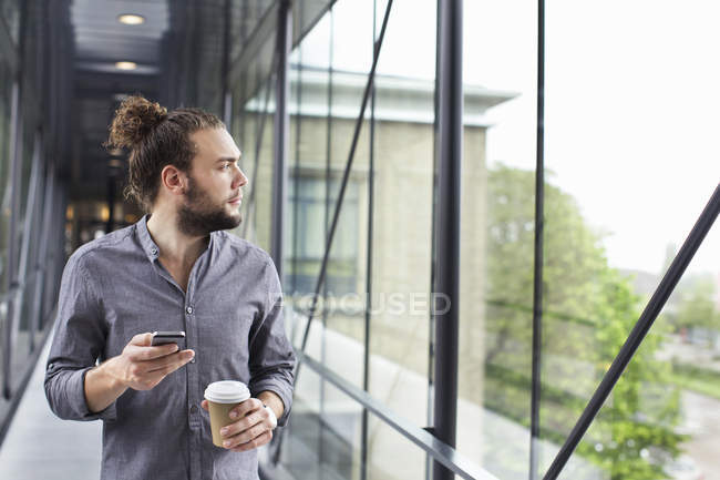 Homem com smartphone no coffee break — Fotografia de Stock
