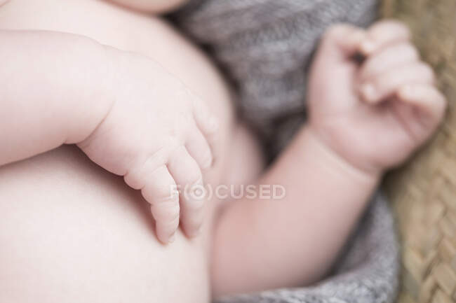 Primer plano de la mano del bebé - foto de stock