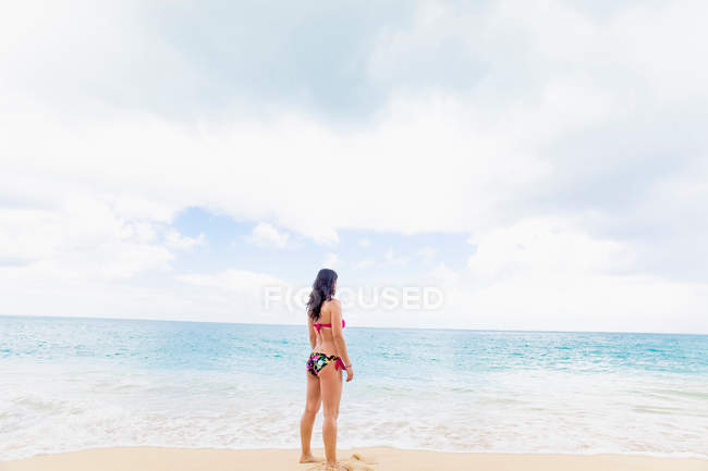 Mujer con bikini en la playa, St Maarten, Países Bajos - foto de stock