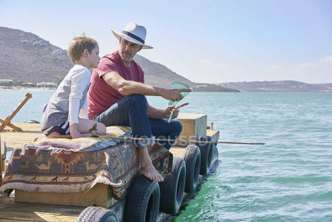Nonno e nipote pesca sul ponte sole houseboat, Kraalbaai, Sud Africa — Foto stock