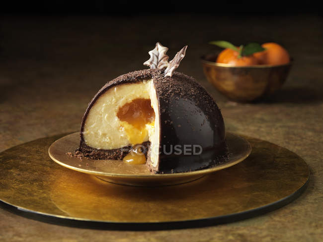 Крупный план нарезанной вкусной сладкой праздничной бомбы на тарелке — стоковое фото