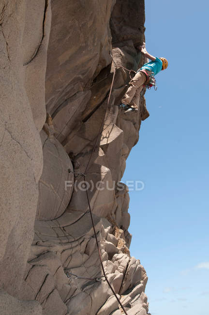 Rock climber scaling jagged cliff — Stock Photo