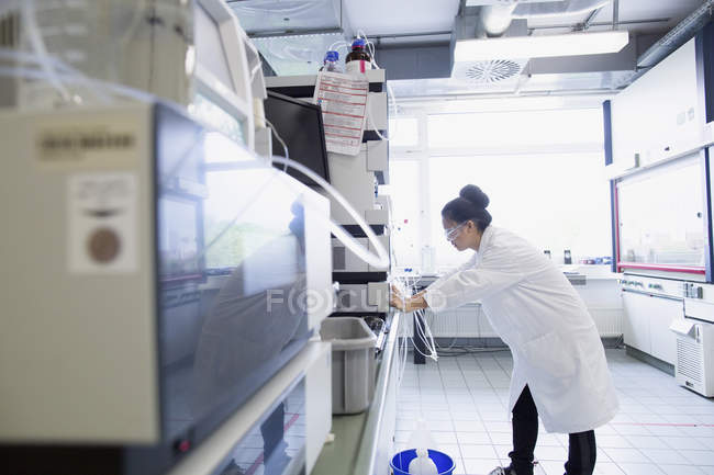 Молодая женщина-ученый с использованием научного оборудования в лаборатории — стоковое фото