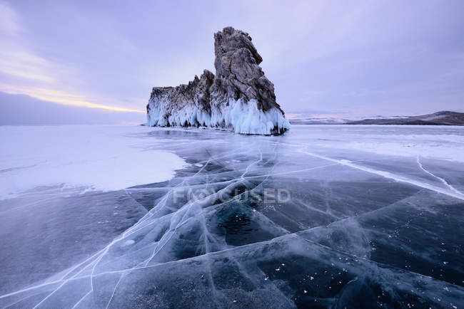 Vista da Ilha Ogoy no lago Baikal congelado, Ilha Olkhon, Sibéria, Rússia — Fotografia de Stock