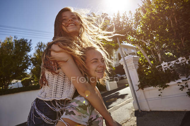 Les adolescentes s'amusent dans la rue résidentielle, Cape Town, Afrique du Sud — Photo de stock