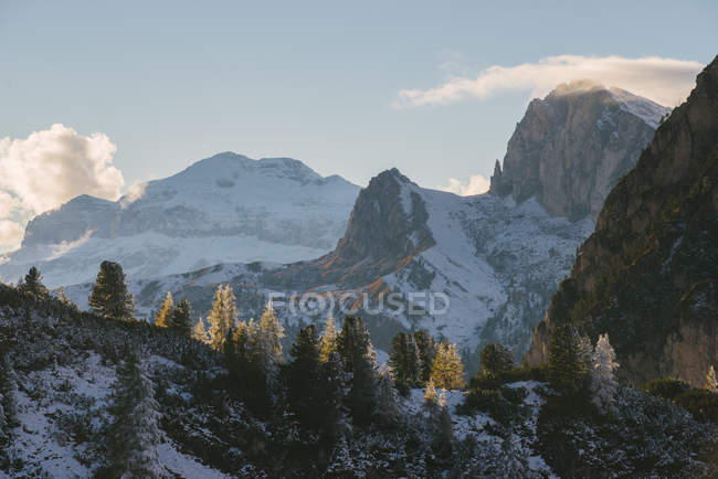 Vistas panorámicas del lago Limides, Tirol del Sur, Alpes Dolomitas, Italia - foto de stock