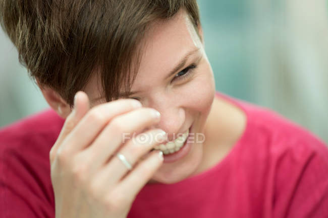 Portrait of young smiling woman — Stock Photo