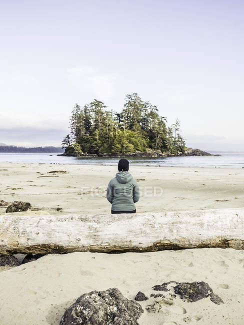 Donna che guarda l'isola da Long Beach, Pacific Rim National Park, Vancouver Island, British Columbia, Canada — Foto stock